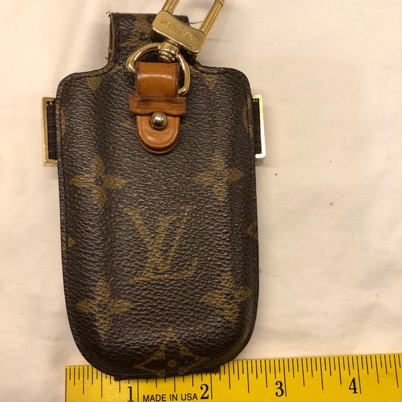 Louis Vuitton small phone, case worn for 4 yrs used to fit a flip phone. 🤦🏿♀️ - Picture 2 of 10